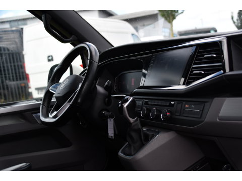 Volkswagen Transporter 2.0 TDI L2H1 28 Bulli Virtual, Camera, Carplay, LED, 150pk, Stoelverwarming, Leder, Automaat, Voorruit verwarming, 2 xStoel, Uniek!