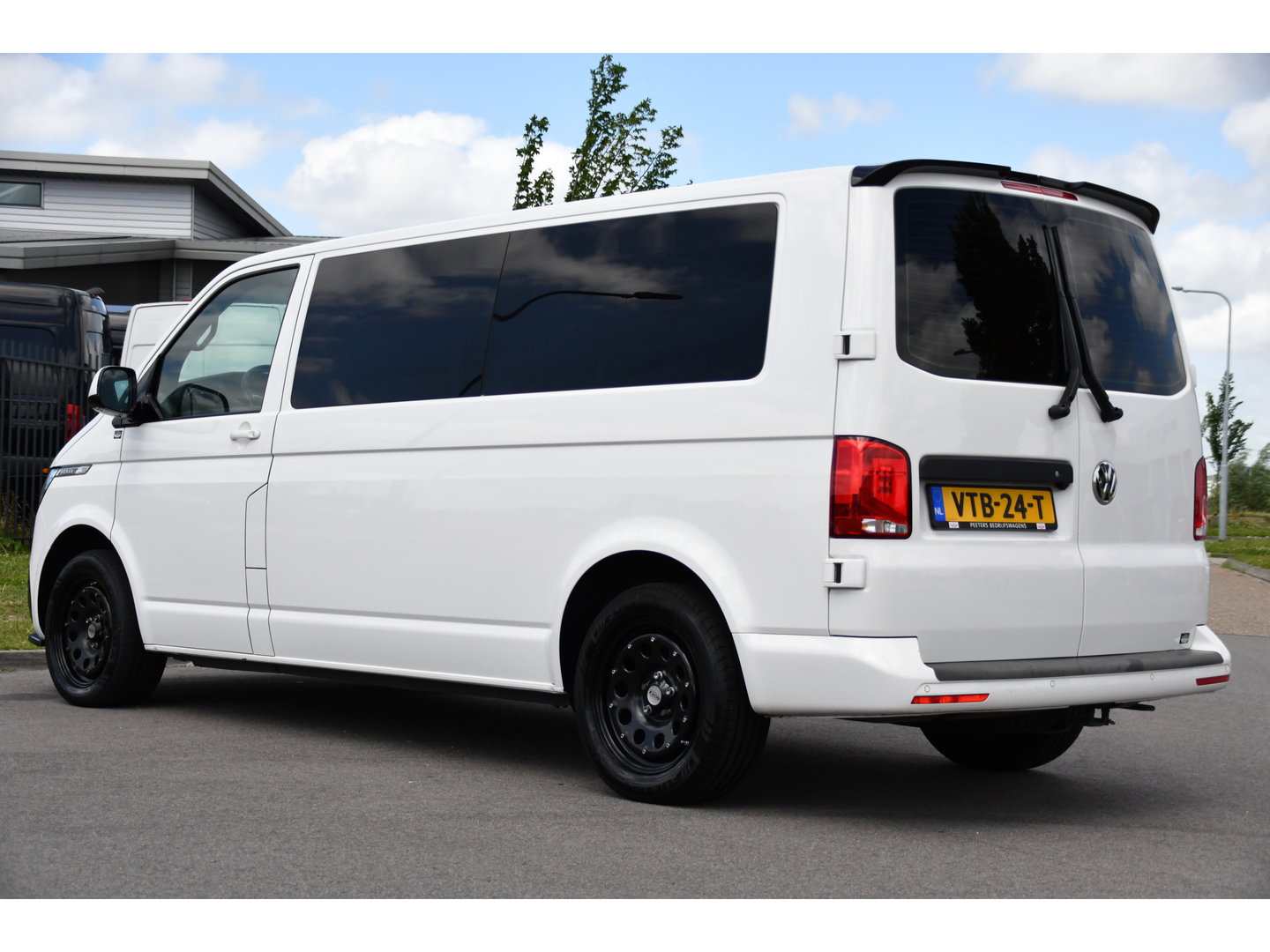 Volkswagen Transporter 2.0 TDI L2H1 28 Bulli Virtual, Camera, Carplay, LED, 150pk, Stoelverwarming, Leder, Automaat, Voorruit verwarming, 2 xStoel, Uniek!