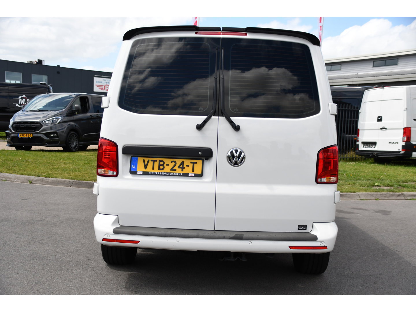 Volkswagen Transporter 2.0 TDI L2H1 28 Bulli Virtual, Camera, Carplay, LED, 150pk, Stoelverwarming, Leder, Automaat, Voorruit verwarming, 2 xStoel, Uniek!