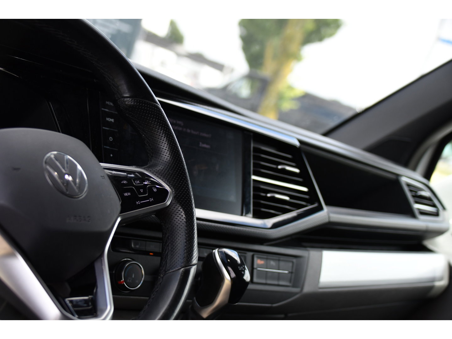 Volkswagen Transporter 2.0 TDI L2H1 28 Bulli Virtual, Camera, Carplay, LED, 150pk, Stoelverwarming, Leder, Automaat, Voorruit verwarming, 2 xStoel, Uniek!