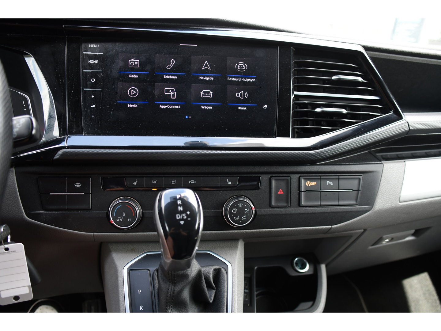 Volkswagen Transporter 2.0 TDI L2H1 28 Bulli Virtual, Camera, Carplay, LED, 150pk, Stoelverwarming, Leder, Automaat, Voorruit verwarming, 2 xStoel, Uniek!