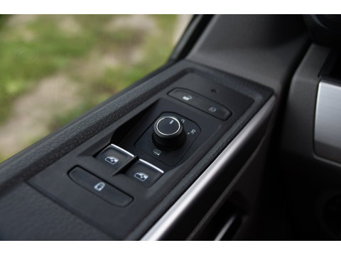 Volkswagen Transporter 2.0 TDI L2H1 28 Bulli Virtual, Camera, Carplay, LED, 150pk, Stoelverwarming, Leder, Automaat, Voorruit verwarming, 2 xStoel, Uniek!
