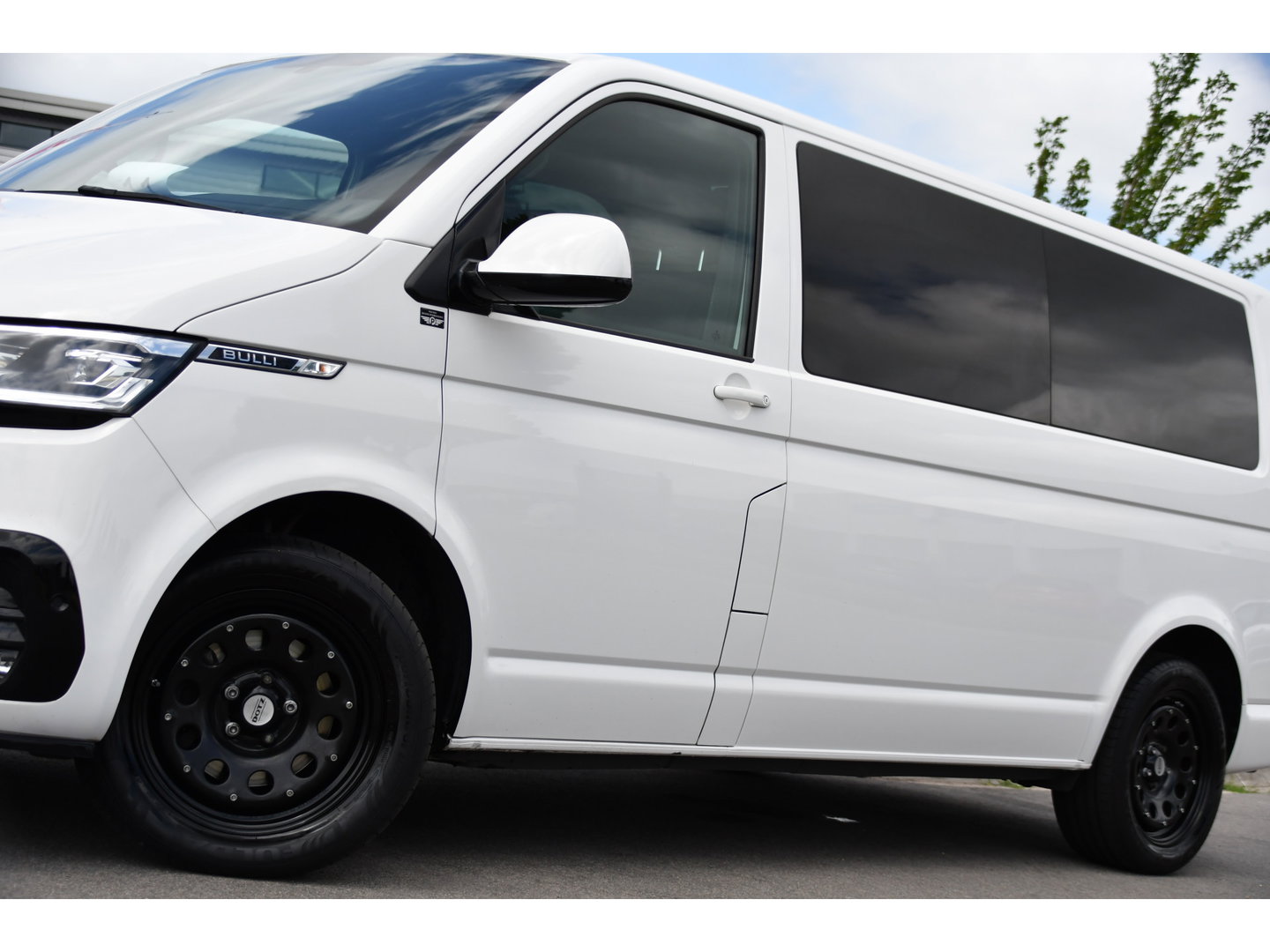 Volkswagen Transporter 2.0 TDI L2H1 28 Bulli Virtual, Camera, Carplay, LED, 150pk, Stoelverwarming, Leder, Automaat, Voorruit verwarming, 2 xStoel, Uniek!
