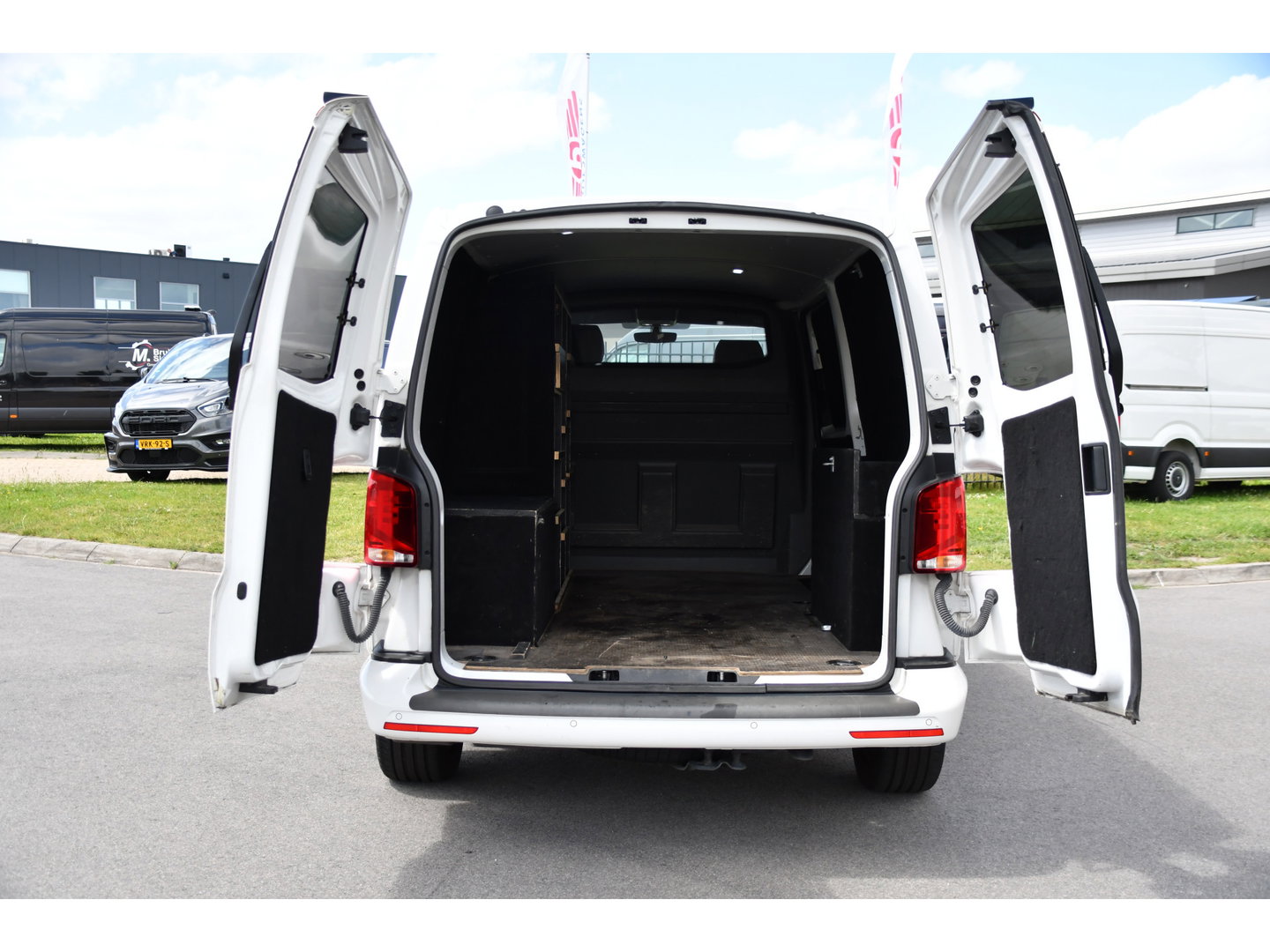 Volkswagen Transporter 2.0 TDI L2H1 28 Bulli Virtual, Camera, Carplay, LED, 150pk, Stoelverwarming, Leder, Automaat, Voorruit verwarming, 2 xStoel, Uniek!