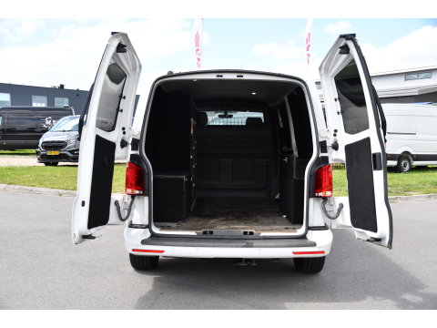 Volkswagen Transporter 2.0 TDI L2H1 28 Bulli Virtual, Camera, Carplay, LED, 150pk, Stoelverwarming, Leder, Automaat, Voorruit verwarming, 2 xStoel, Uniek!