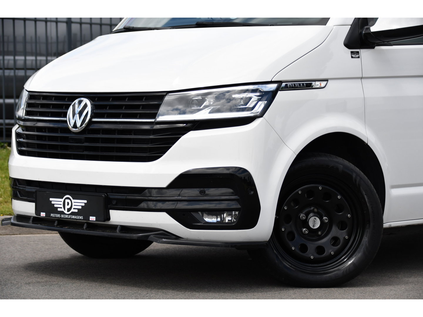 Volkswagen Transporter 2.0 TDI L2H1 28 Bulli Virtual, Camera, Carplay, LED, 150pk, Stoelverwarming, Leder, Automaat, Voorruit verwarming, 2 xStoel, Uniek!