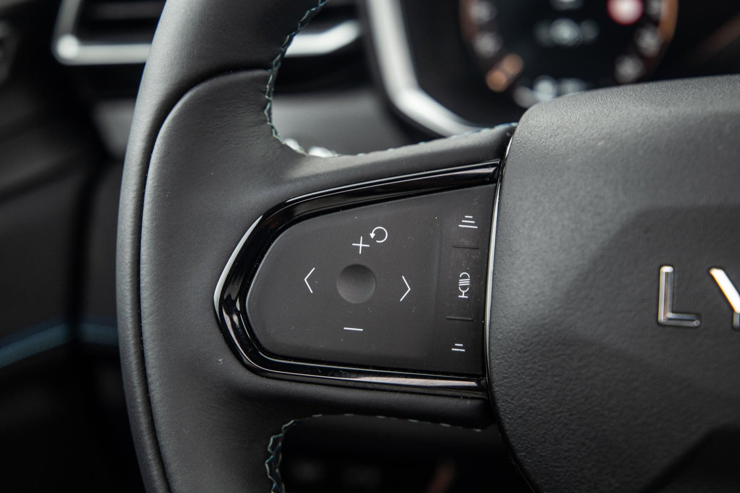 Lynk & Co 01 1.5 BLACK LINE / PANORAMA DAK / 360 CAMERA / CARPLAY / STOELVERWARMING