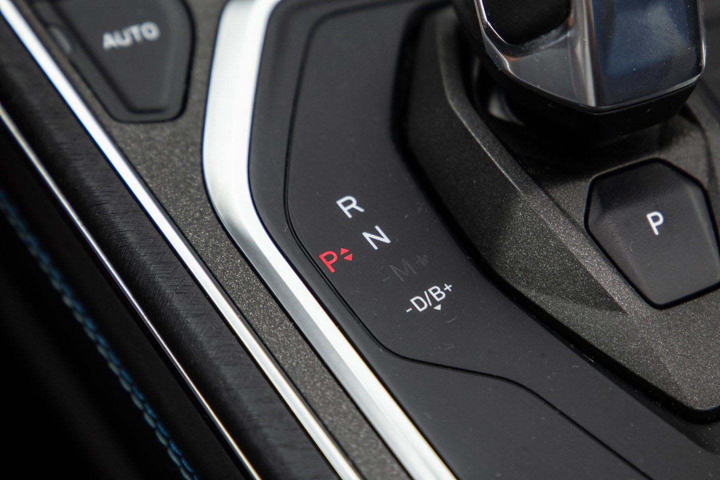 Lynk & Co 01 1.5 BLACK LINE / PANORAMA DAK / 360 CAMERA / CARPLAY / STOELVERWARMING