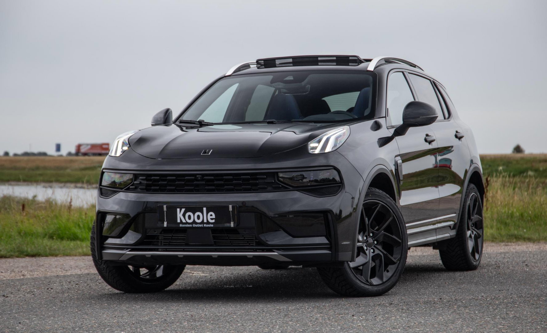 Lynk & Co 01 1.5 BLACK LINE / PANORAMA DAK / 360 CAMERA / CARPLAY / STOELVERWARMING