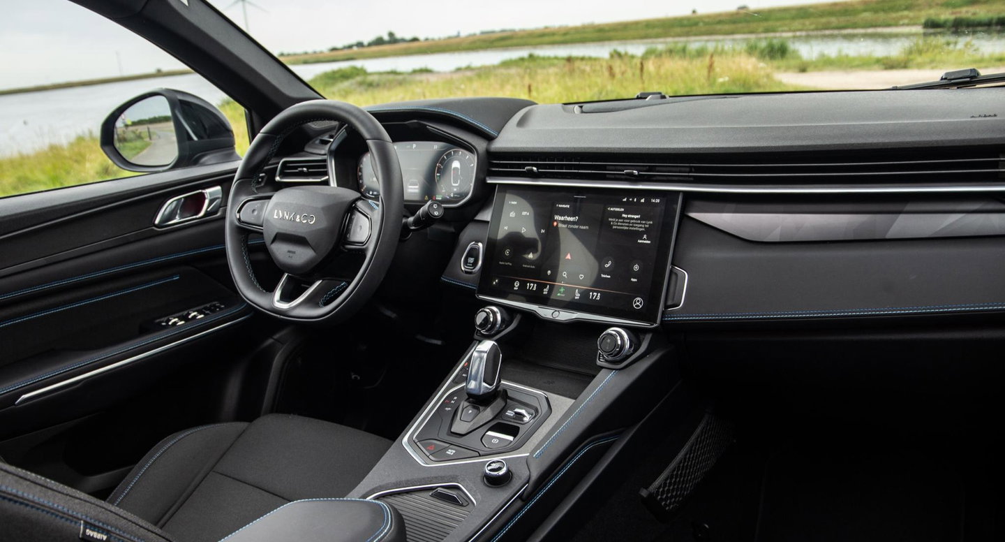 Lynk & Co 01 1.5 BLACK LINE / PANORAMA DAK / 360 CAMERA / CARPLAY / STOELVERWARMING