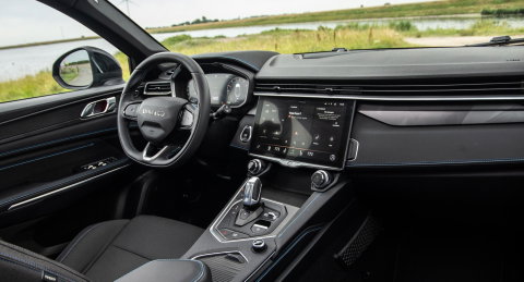 Lynk & Co 01 1.5 BLACK LINE / PANORAMA DAK / 360 CAMERA / CARPLAY / STOELVERWARMING