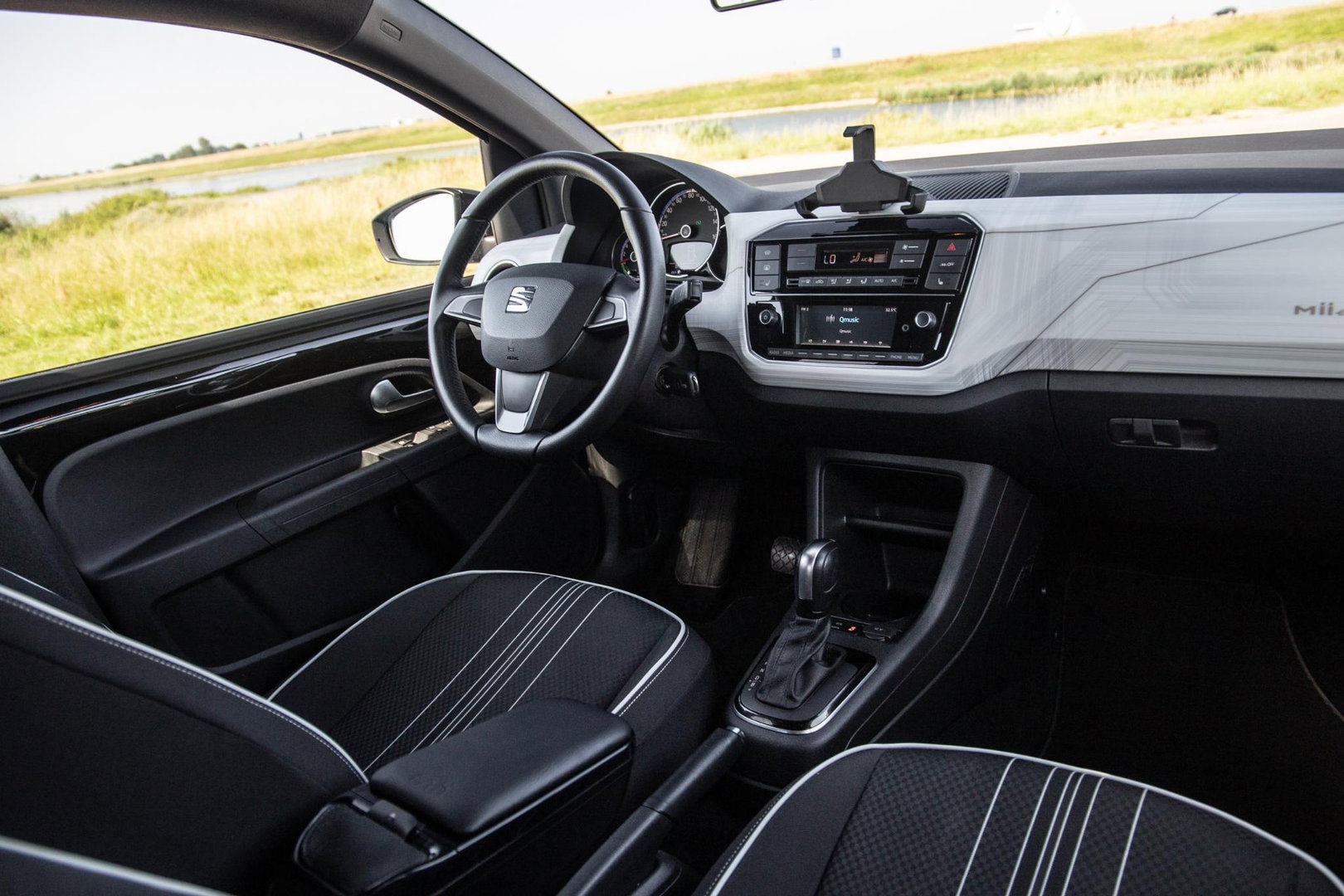 SEAT Mii Electric electric Plus STOEL VERWARMING / AIRCO / CRUISE CONTROLE / ZWART / AUTOMAAT