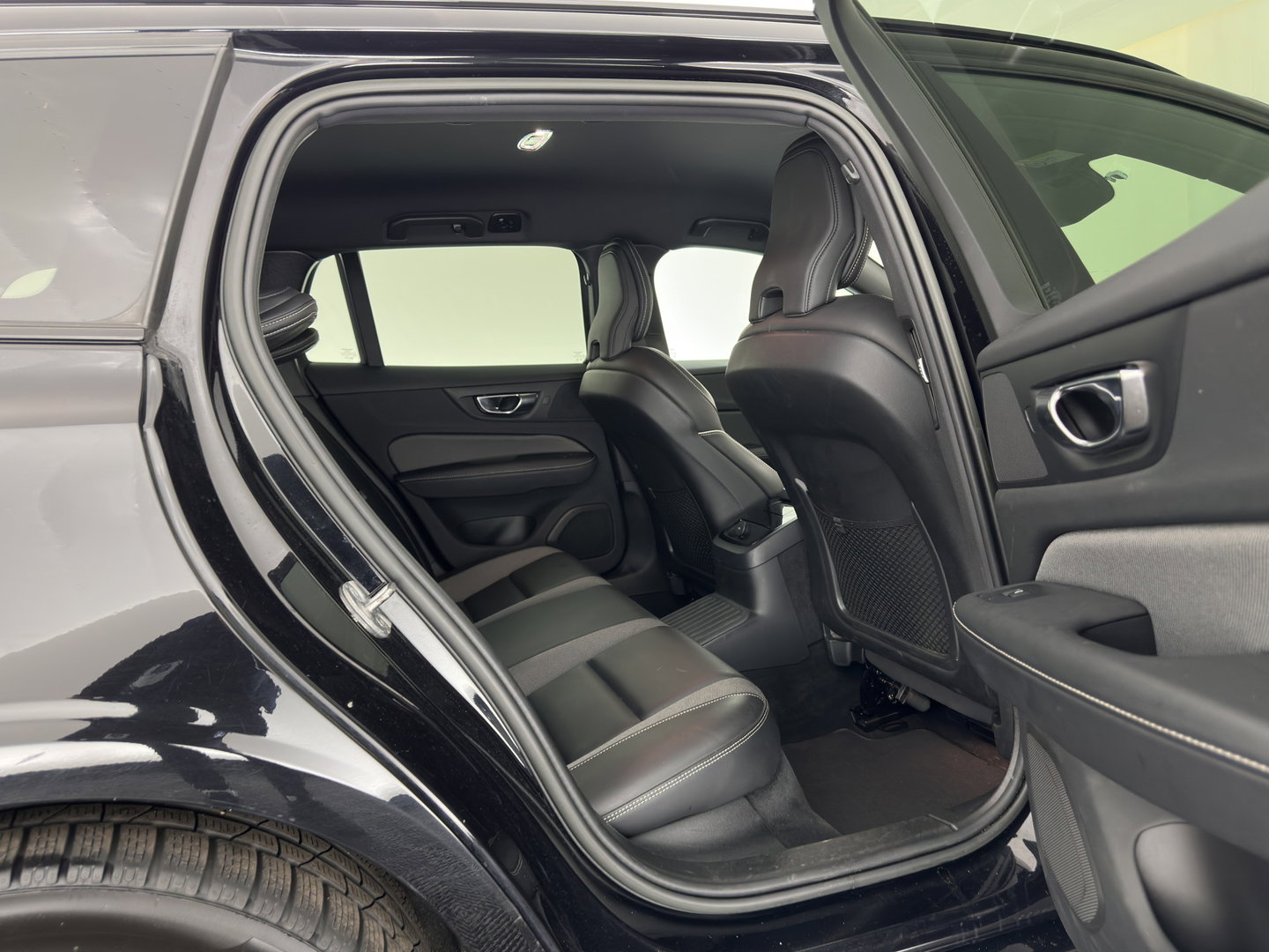 Volvo V60 2.0 T8 Recharge AWD R-Design Black-Line {SoH-99%} (Plug-in) (INCL-BTW) Aut. *LEATHER-FABRIC | FULL-LED | MEMORY-PACK | HARMAN/KARDON | DIGI-COCKPIT | HEATED-SPORTSEATS | KEYLESS | DAB+ | NAVI-FULLMAP | PDC | CRUISE | HEAD-UP | TOWBAR | 19''