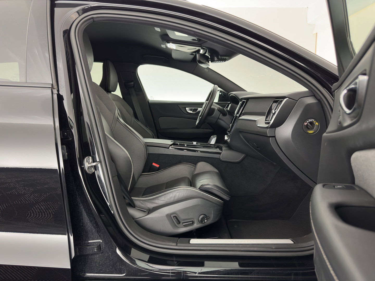 Volvo V60 2.0 T8 Recharge AWD R-Design Black-Line {SoH-99%} (Plug-in) (INCL-BTW) Aut. *LEATHER-FABRIC | FULL-LED | MEMORY-PACK | HARMAN/KARDON | DIGI-COCKPIT | HEATED-SPORTSEATS | KEYLESS | DAB+ | NAVI-FULLMAP | PDC | CRUISE | HEAD-UP | TOWBAR | 19''