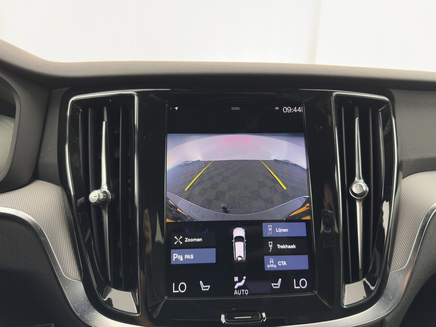Volvo V60 2.0 T8 Recharge AWD R-Design Black-Line {SoH-99%} (Plug-in) (INCL-BTW) Aut. *LEATHER-FABRIC | FULL-LED | MEMORY-PACK | HARMAN/KARDON | DIGI-COCKPIT | HEATED-SPORTSEATS | KEYLESS | DAB+ | NAVI-FULLMAP | PDC | CRUISE | HEAD-UP | TOWBAR | 19''