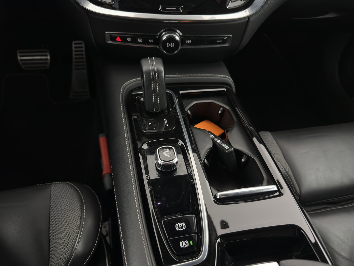 Volvo V60 2.0 T8 Recharge AWD R-Design Black-Line {SoH-99%} (Plug-in) (INCL-BTW) Aut. *LEATHER-FABRIC | FULL-LED | MEMORY-PACK | HARMAN/KARDON | DIGI-COCKPIT | HEATED-SPORTSEATS | KEYLESS | DAB+ | NAVI-FULLMAP | PDC | CRUISE | HEAD-UP | TOWBAR | 19''
