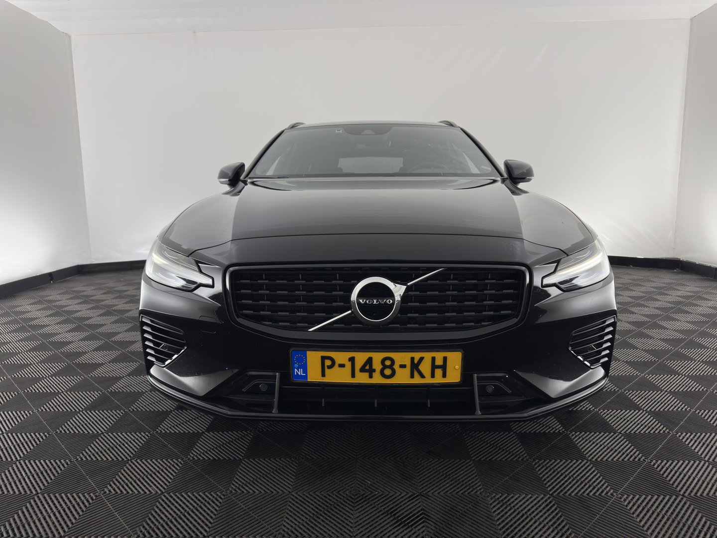 Volvo V60 2.0 T8 Recharge AWD R-Design Black-Line {SoH-99%} (Plug-in) (INCL-BTW) Aut. *LEATHER-FABRIC | FULL-LED | MEMORY-PACK | HARMAN/KARDON | DIGI-COCKPIT | HEATED-SPORTSEATS | KEYLESS | DAB+ | NAVI-FULLMAP | PDC | CRUISE | HEAD-UP | TOWBAR | 19''