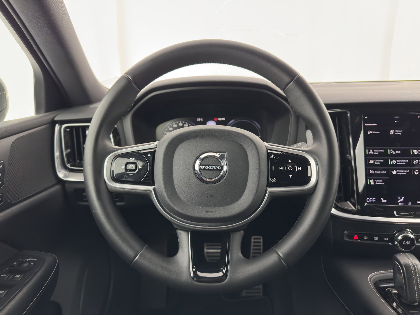 Volvo V60 2.0 T8 Recharge AWD R-Design Black-Line {SoH-99%} (Plug-in) (INCL-BTW) Aut. *LEATHER-FABRIC | FULL-LED | MEMORY-PACK | HARMAN/KARDON | DIGI-COCKPIT | HEATED-SPORTSEATS | KEYLESS | DAB+ | NAVI-FULLMAP | PDC | CRUISE | HEAD-UP | TOWBAR | 19''
