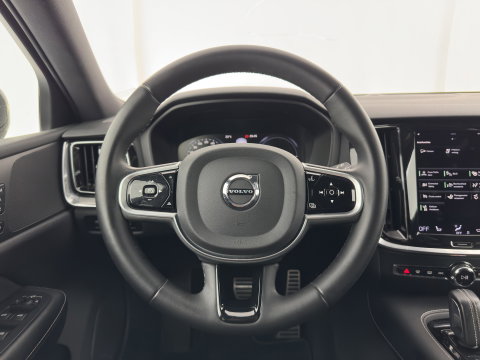 Volvo V60 2.0 T8 Recharge AWD R-Design Black-Line {SoH-99%} (Plug-in) (INCL-BTW) Aut. *LEATHER-FABRIC | FULL-LED | MEMORY-PACK | HARMAN/KARDON | DIGI-COCKPIT | HEATED-SPORTSEATS | KEYLESS | DAB+ | NAVI-FULLMAP | PDC | CRUISE | HEAD-UP | TOWBAR | 19''