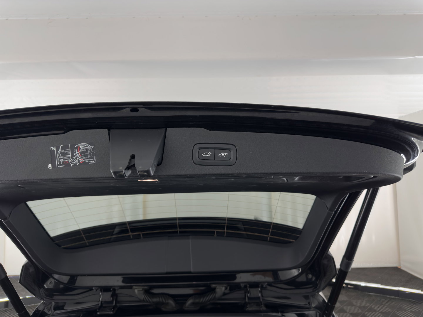 Volvo V60 2.0 T8 Recharge AWD R-Design Black-Line {SoH-99%} (Plug-in) (INCL-BTW) Aut. *LEATHER-FABRIC | FULL-LED | MEMORY-PACK | HARMAN/KARDON | DIGI-COCKPIT | HEATED-SPORTSEATS | KEYLESS | DAB+ | NAVI-FULLMAP | PDC | CRUISE | HEAD-UP | TOWBAR | 19''