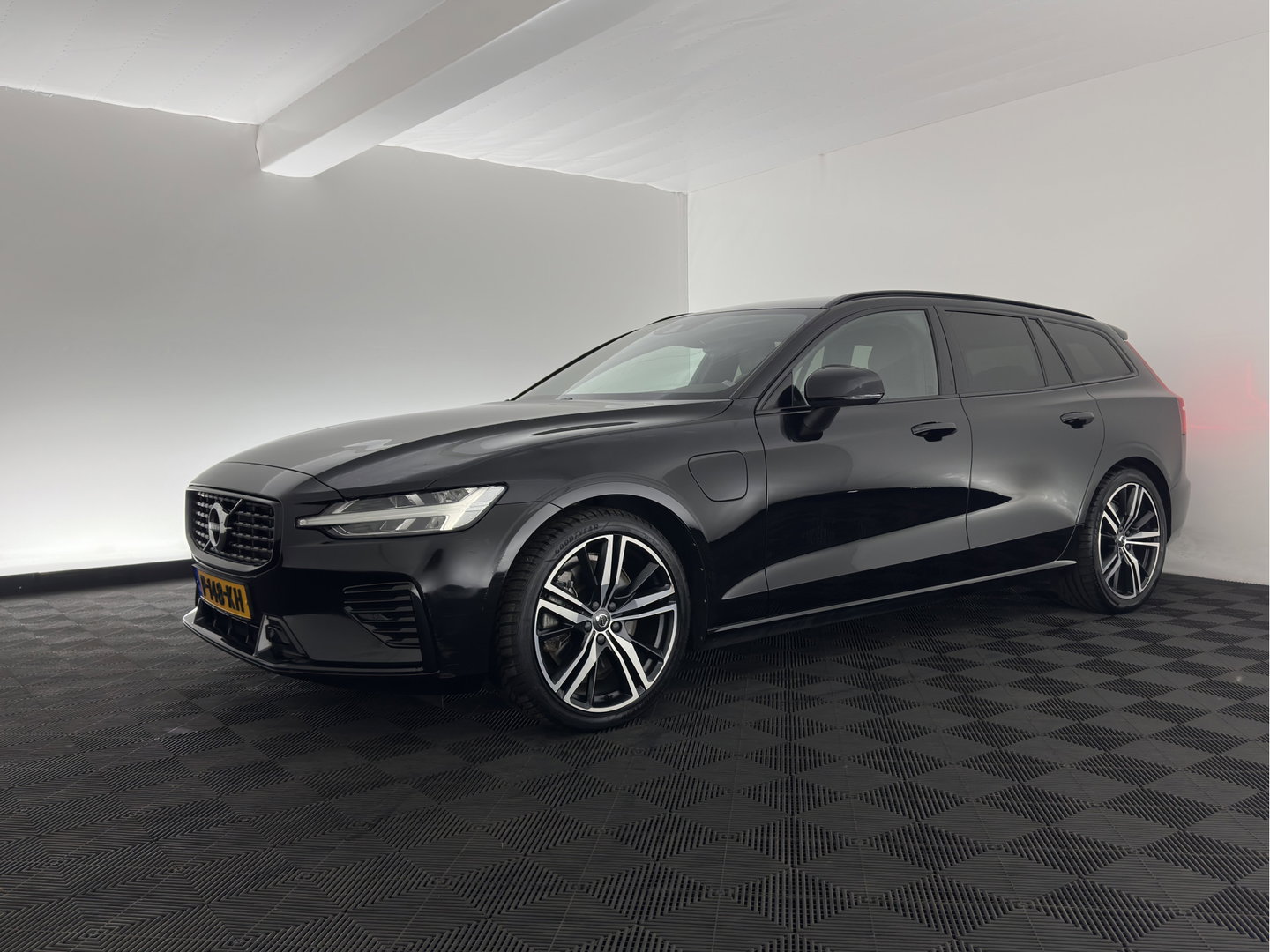 Volvo V60 2.0 T8 Recharge AWD R-Design Black-Line {SoH-99%} (Plug-in) (INCL-BTW) Aut. *LEATHER-FABRIC | FULL-LED | MEMORY-PACK | HARMAN/KARDON | DIGI-COCKPIT | HEATED-SPORTSEATS | KEYLESS | DAB+ | NAVI-FULLMAP | PDC | CRUISE | HEAD-UP | TOWBAR | 19''