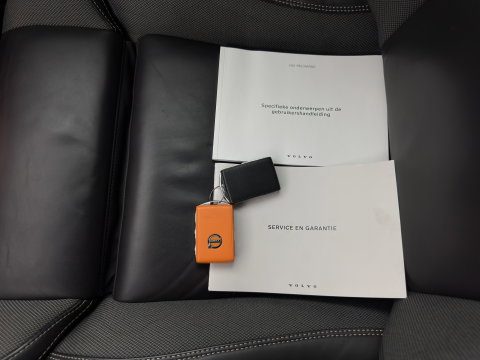 Volvo V60 2.0 T8 Recharge AWD R-Design Black-Line {SoH-99%} (Plug-in) (INCL-BTW) Aut. *LEATHER-FABRIC | FULL-LED | MEMORY-PACK | HARMAN/KARDON | DIGI-COCKPIT | HEATED-SPORTSEATS | KEYLESS | DAB+ | NAVI-FULLMAP | PDC | CRUISE | HEAD-UP | TOWBAR | 19''