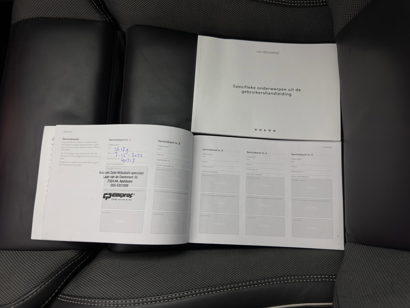 Volvo V60 2.0 T8 Recharge AWD R-Design Black-Line {SoH-99%} (Plug-in) (INCL-BTW) Aut. *LEATHER-FABRIC | FULL-LED | MEMORY-PACK | HARMAN/KARDON | DIGI-COCKPIT | HEATED-SPORTSEATS | KEYLESS | DAB+ | NAVI-FULLMAP | PDC | CRUISE | HEAD-UP | TOWBAR | 19''