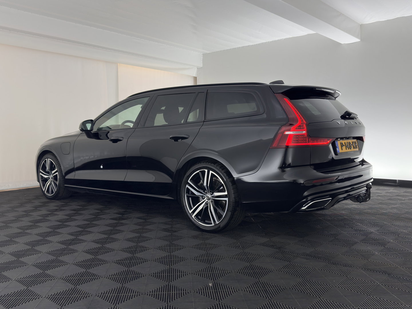 Volvo V60 2.0 T8 Recharge AWD R-Design Black-Line {SoH-99%} (Plug-in) (INCL-BTW) Aut. *LEATHER-FABRIC | FULL-LED | MEMORY-PACK | HARMAN/KARDON | DIGI-COCKPIT | HEATED-SPORTSEATS | KEYLESS | DAB+ | NAVI-FULLMAP | PDC | CRUISE | HEAD-UP | TOWBAR | 19''