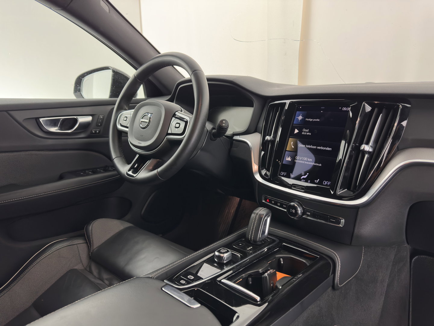 Volvo V60 2.0 T8 Recharge AWD R-Design Black-Line {SoH-99%} (Plug-in) (INCL-BTW) Aut. *LEATHER-FABRIC | FULL-LED | MEMORY-PACK | HARMAN/KARDON | DIGI-COCKPIT | HEATED-SPORTSEATS | KEYLESS | DAB+ | NAVI-FULLMAP | PDC | CRUISE | HEAD-UP | TOWBAR | 19''