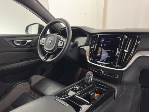 Volvo V60 2.0 T8 Recharge AWD R-Design Black-Line {SoH-99%} (Plug-in) (INCL-BTW) Aut. *LEATHER-FABRIC | FULL-LED | MEMORY-PACK | HARMAN/KARDON | DIGI-COCKPIT | HEATED-SPORTSEATS | KEYLESS | DAB+ | NAVI-FULLMAP | PDC | CRUISE | HEAD-UP | TOWBAR | 19''