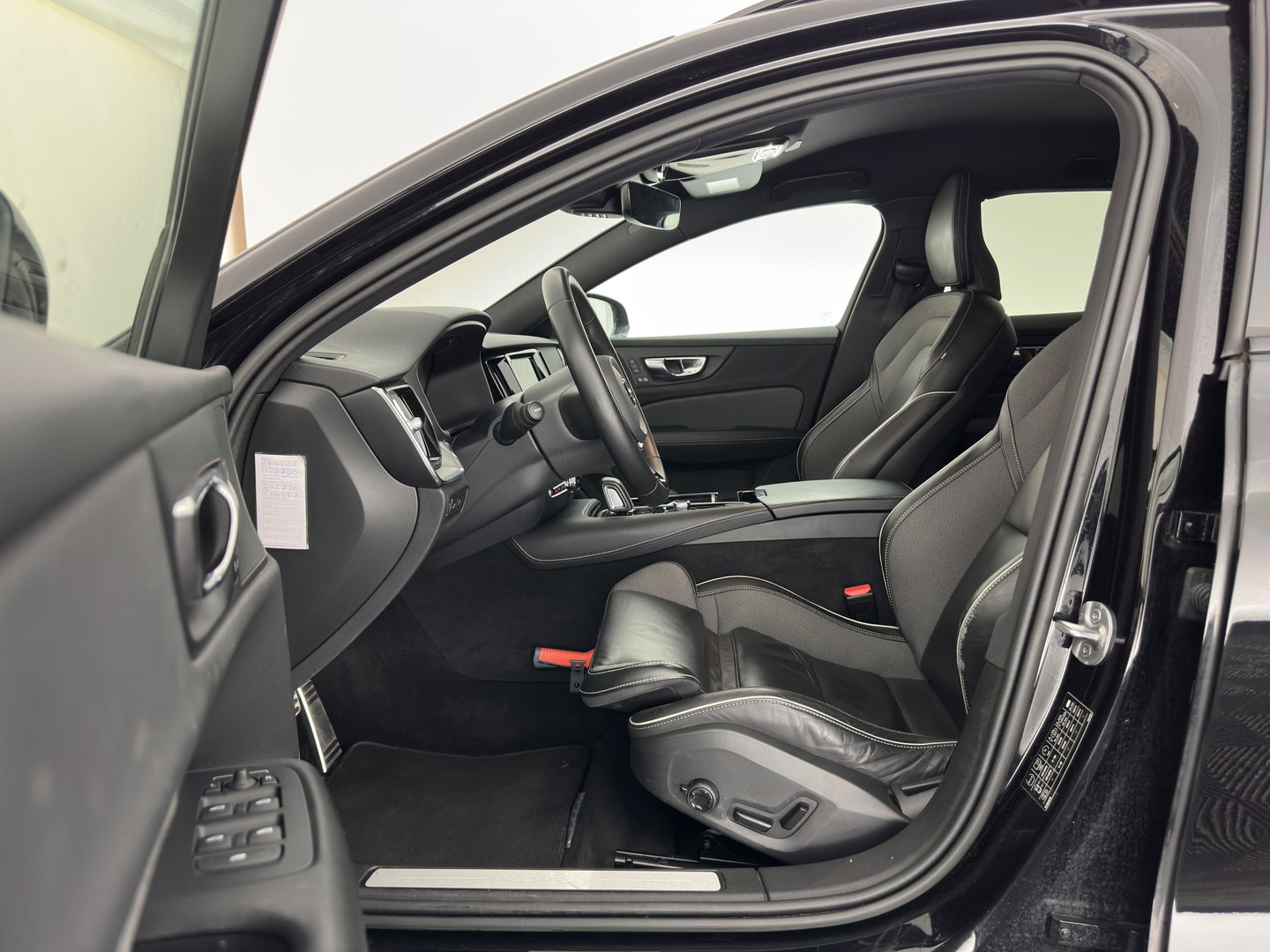 Volvo V60 2.0 T8 Recharge AWD R-Design Black-Line {SoH-99%} (Plug-in) (INCL-BTW) Aut. *LEATHER-FABRIC | FULL-LED | MEMORY-PACK | HARMAN/KARDON | DIGI-COCKPIT | HEATED-SPORTSEATS | KEYLESS | DAB+ | NAVI-FULLMAP | PDC | CRUISE | HEAD-UP | TOWBAR | 19''
