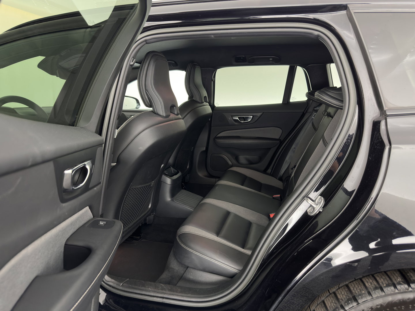Volvo V60 2.0 T8 Recharge AWD R-Design Black-Line {SoH-99%} (Plug-in) (INCL-BTW) Aut. *LEATHER-FABRIC | FULL-LED | MEMORY-PACK | HARMAN/KARDON | DIGI-COCKPIT | HEATED-SPORTSEATS | KEYLESS | DAB+ | NAVI-FULLMAP | PDC | CRUISE | HEAD-UP | TOWBAR | 19''