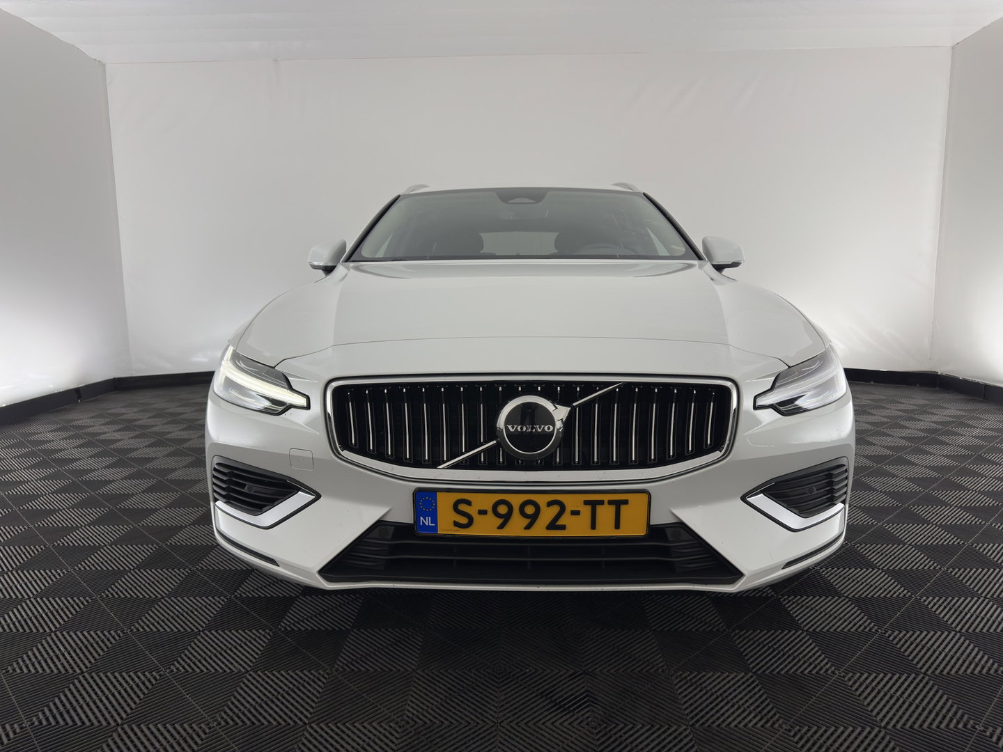 Volvo V60 2.0 T6 Plug-in hybrid AWD Core Bright Aut. (INCL.BTW) *FULL-LED | DIGI-COCKPIT | HEATED-COMFORTSEATS | KEYLESS | DAB | PRIVACY-GLASS | CARPLAY | NAVI-FULLMAP | TOWBAR | 18''ALU*