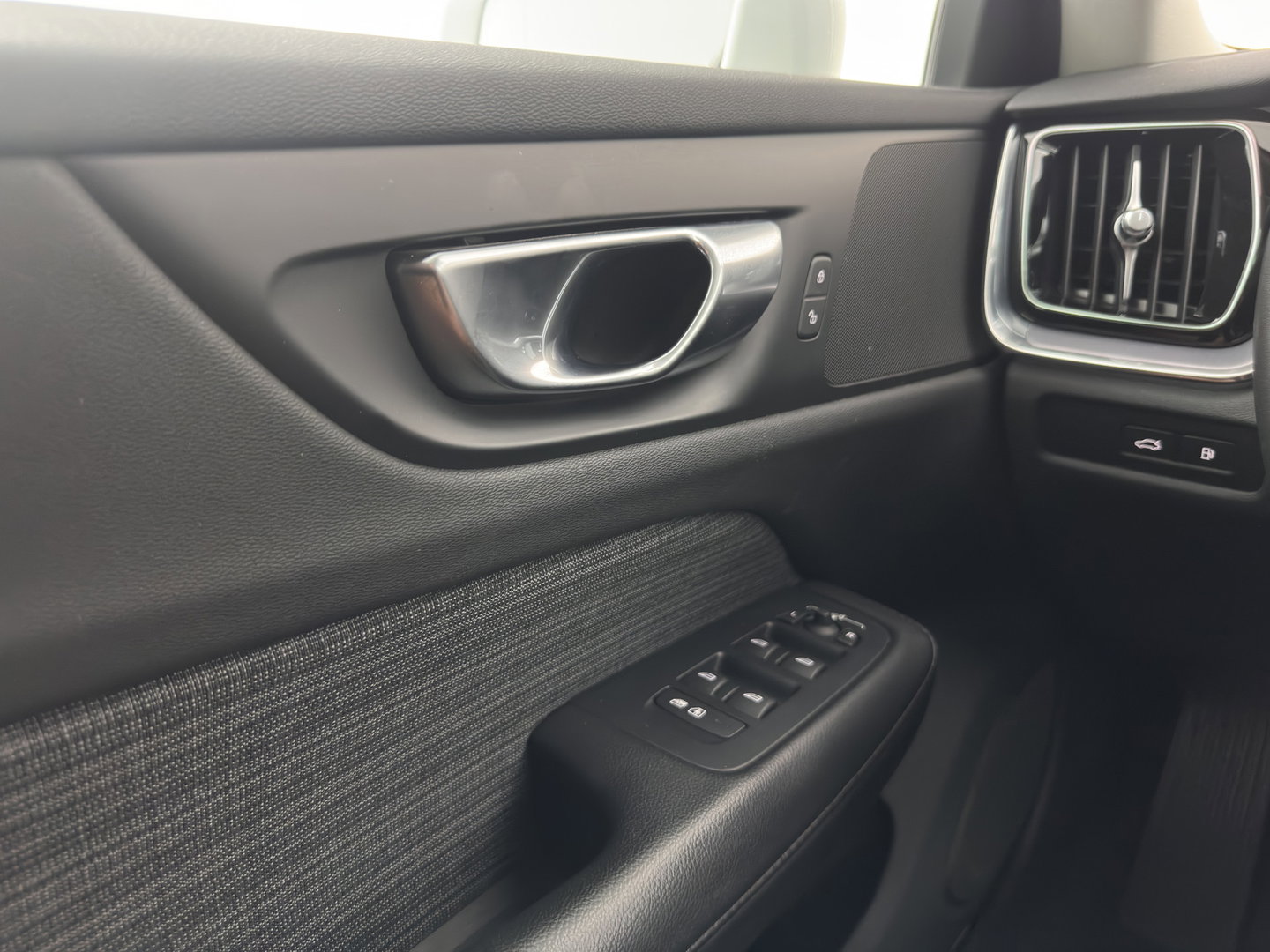 Volvo V60 2.0 T6 Plug-in hybrid AWD Core Bright Aut. (INCL.BTW) *FULL-LED | DIGI-COCKPIT | HEATED-COMFORTSEATS | KEYLESS | DAB | PRIVACY-GLASS | CARPLAY | NAVI-FULLMAP | TOWBAR | 18''ALU*