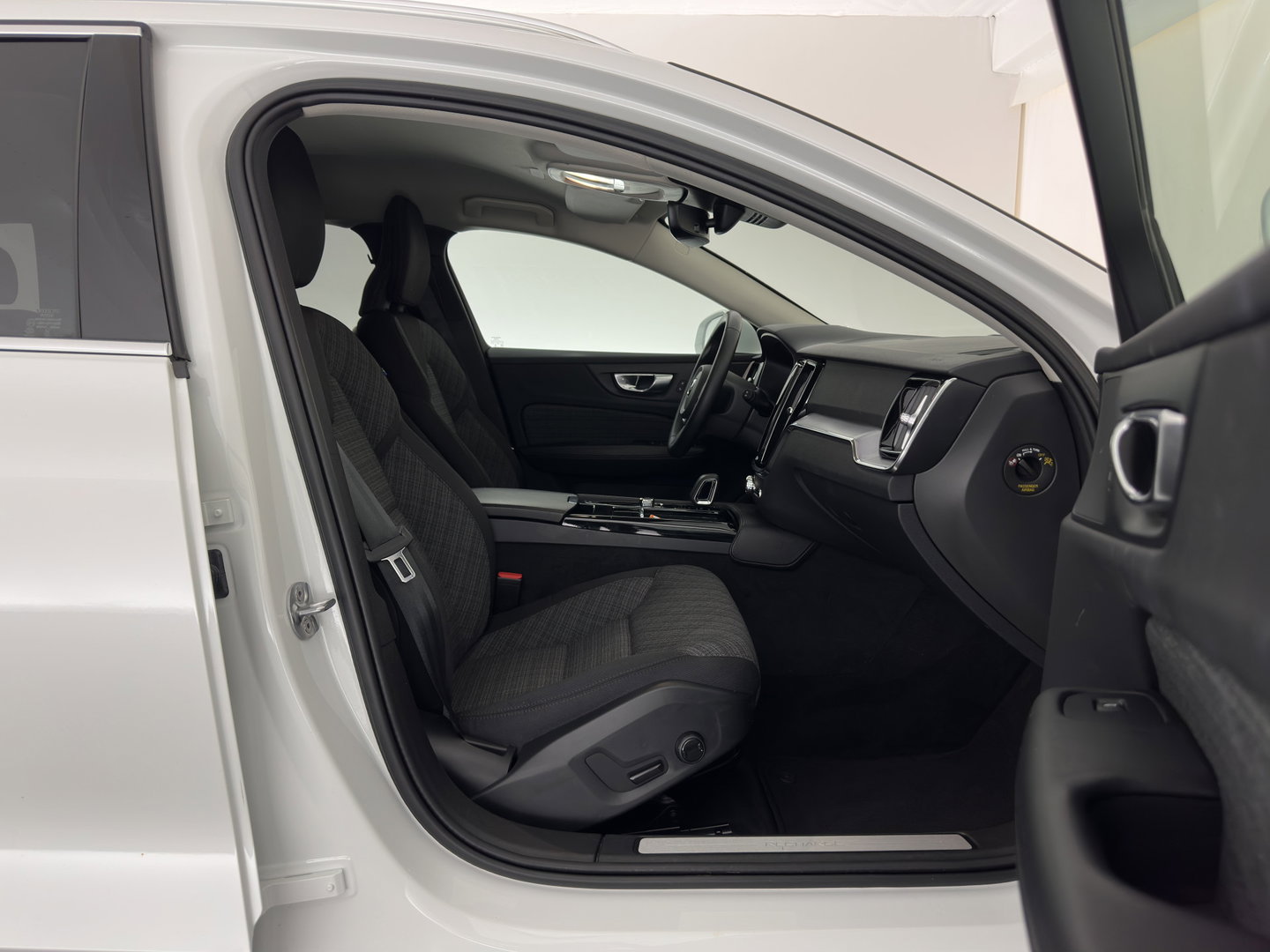 Volvo V60 2.0 T6 Plug-in hybrid AWD Core Bright Aut. (INCL.BTW) *FULL-LED | DIGI-COCKPIT | HEATED-COMFORTSEATS | KEYLESS | DAB | PRIVACY-GLASS | CARPLAY | NAVI-FULLMAP | TOWBAR | 18''ALU*