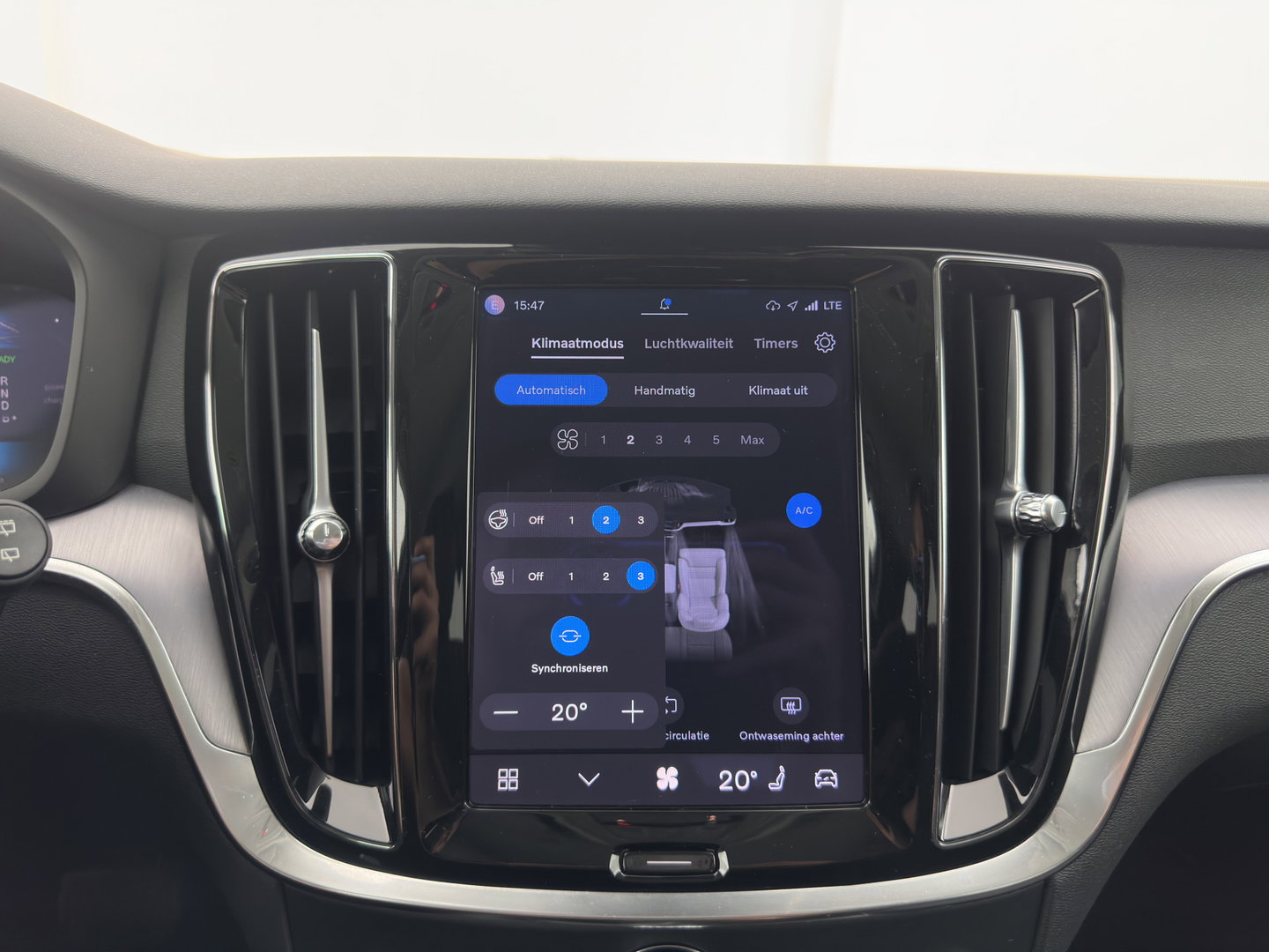 Volvo V60 2.0 T6 Plug-in hybrid AWD Core Bright Aut. (INCL.BTW) *FULL-LED | DIGI-COCKPIT | HEATED-COMFORTSEATS | KEYLESS | DAB | PRIVACY-GLASS | CARPLAY | NAVI-FULLMAP | TOWBAR | 18''ALU*