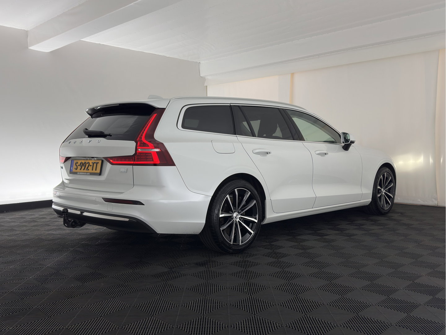 Volvo V60 2.0 T6 Plug-in hybrid AWD Core Bright Aut. (INCL.BTW) *FULL-LED | DIGI-COCKPIT | HEATED-COMFORTSEATS | KEYLESS | DAB | PRIVACY-GLASS | CARPLAY | NAVI-FULLMAP | TOWBAR | 18''ALU*