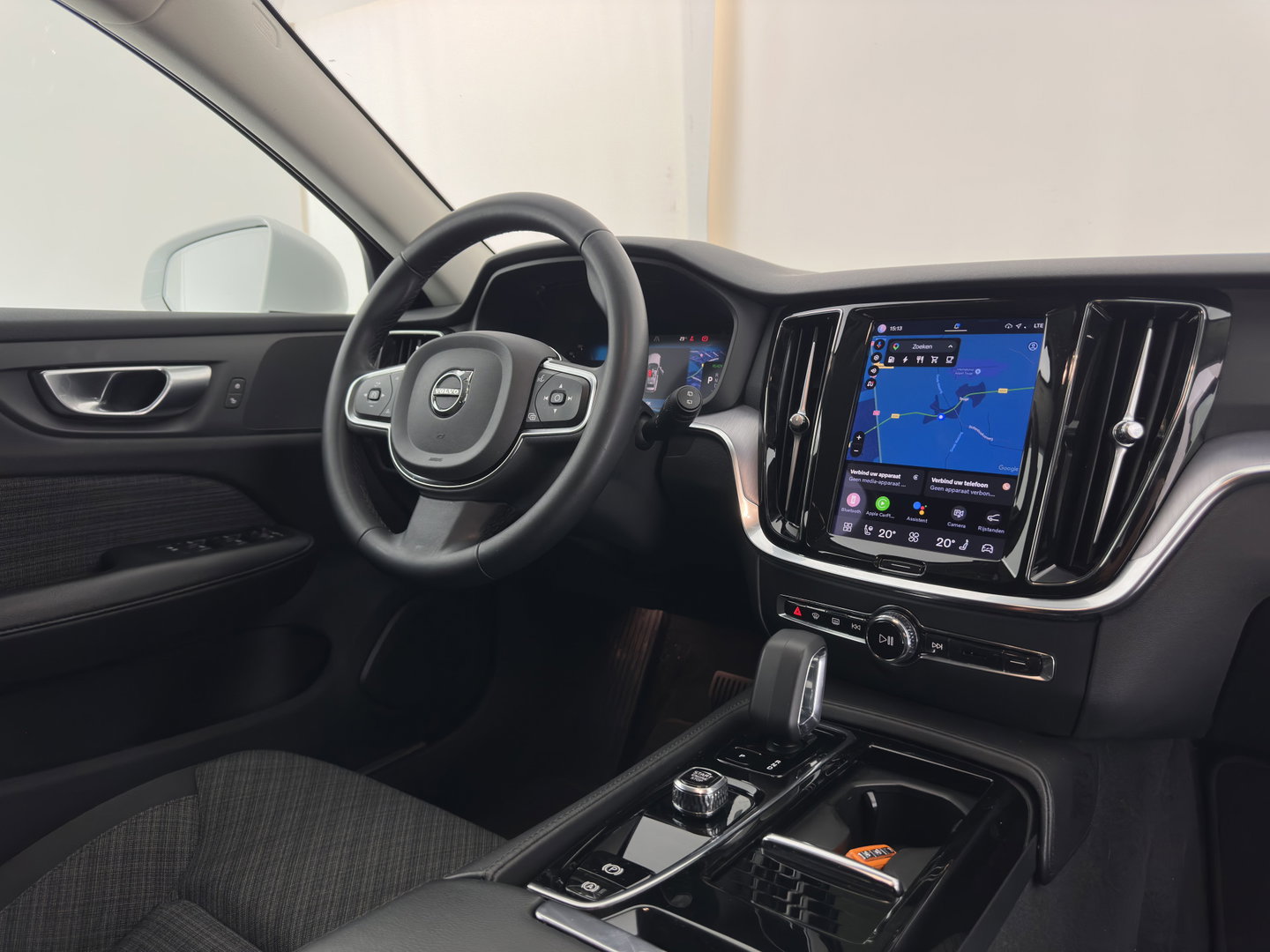 Volvo V60 2.0 T6 Plug-in hybrid AWD Core Bright Aut. (INCL.BTW) *FULL-LED | DIGI-COCKPIT | HEATED-COMFORTSEATS | KEYLESS | DAB | PRIVACY-GLASS | CARPLAY | NAVI-FULLMAP | TOWBAR | 18''ALU*