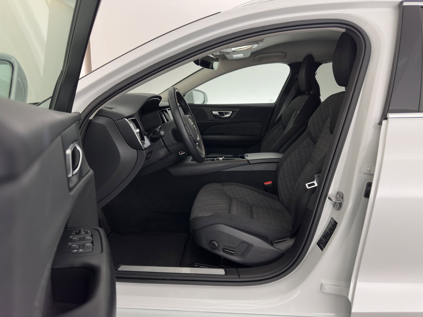 Volvo V60 2.0 T6 Plug-in hybrid AWD Core Bright Aut. (INCL.BTW) *FULL-LED | DIGI-COCKPIT | HEATED-COMFORTSEATS | KEYLESS | DAB | PRIVACY-GLASS | CARPLAY | NAVI-FULLMAP | TOWBAR | 18''ALU*