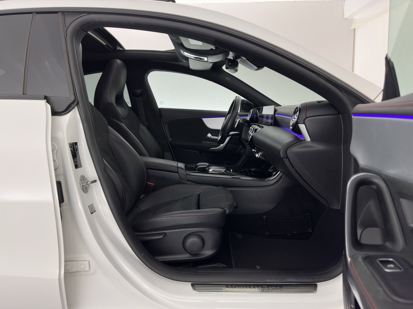 Mercedes-Benz CLA-Klasse 180 d Premium Plus (INCL-BTW) Aut. *PANO | LEATHER-MICROFIBRE | FULL-LED  | AMBIENTLIGHT | HEATED-SPORTSEATS | WIDESCREEN-COCKPIT | DAB+ | NAVI-FULLMAP | CAMERA | PRIVACYGLASS | 19''ALU*