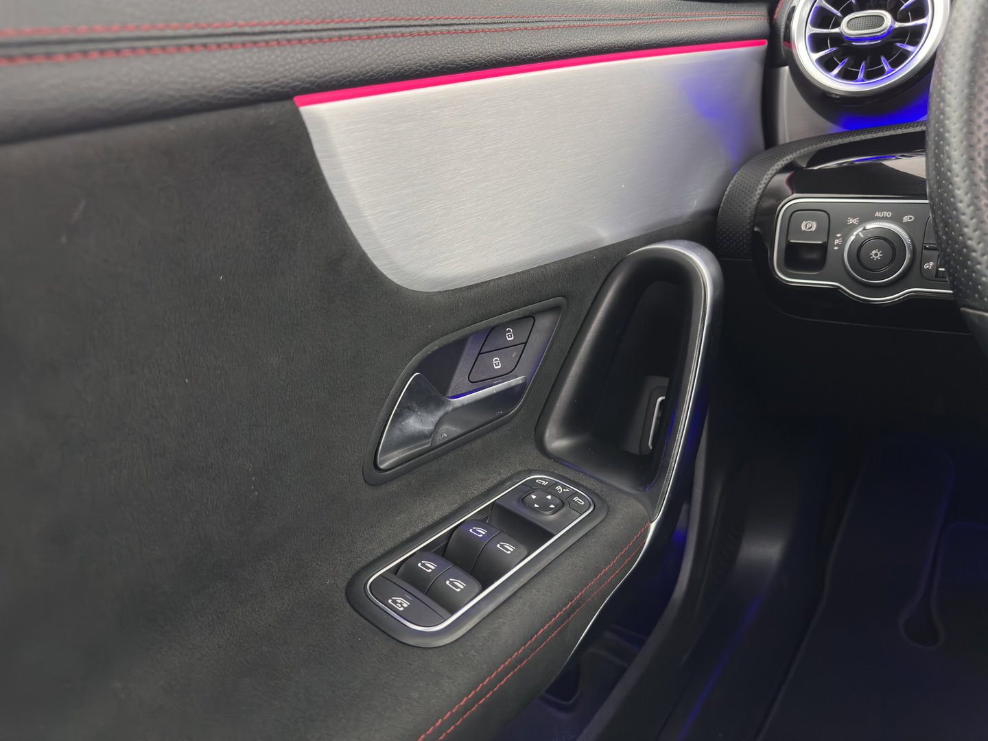 Mercedes-Benz CLA-Klasse 180 d Premium Plus (INCL-BTW) Aut. *PANO | LEATHER-MICROFIBRE | FULL-LED  | AMBIENTLIGHT | HEATED-SPORTSEATS | WIDESCREEN-COCKPIT | DAB+ | NAVI-FULLMAP | CAMERA | PRIVACYGLASS | 19''ALU*