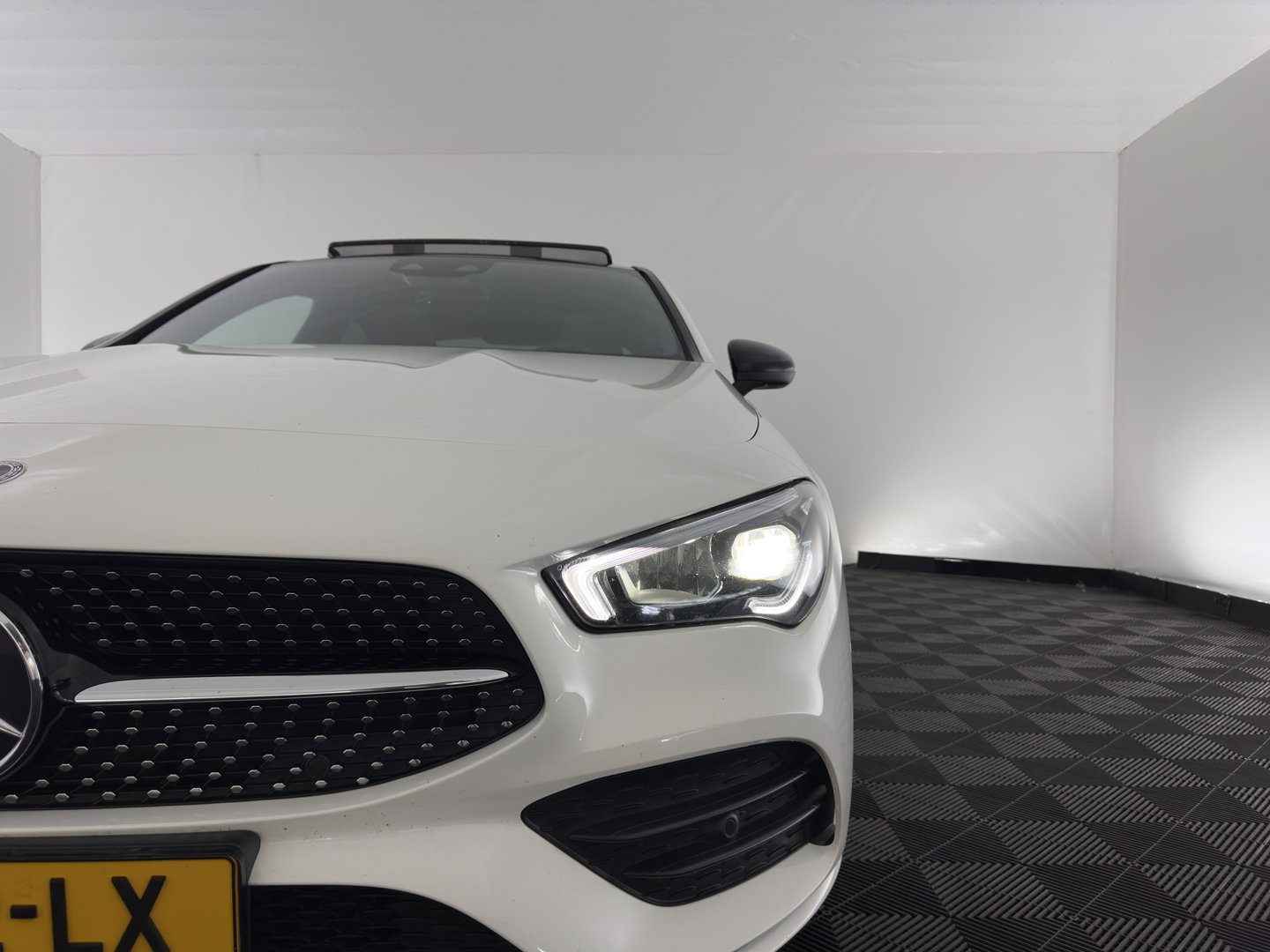 Mercedes-Benz CLA-Klasse 180 d Premium Plus (INCL-BTW) Aut. *PANO | LEATHER-MICROFIBRE | FULL-LED  | AMBIENTLIGHT | HEATED-SPORTSEATS | WIDESCREEN-COCKPIT | DAB+ | NAVI-FULLMAP | CAMERA | PRIVACYGLASS | 19''ALU*