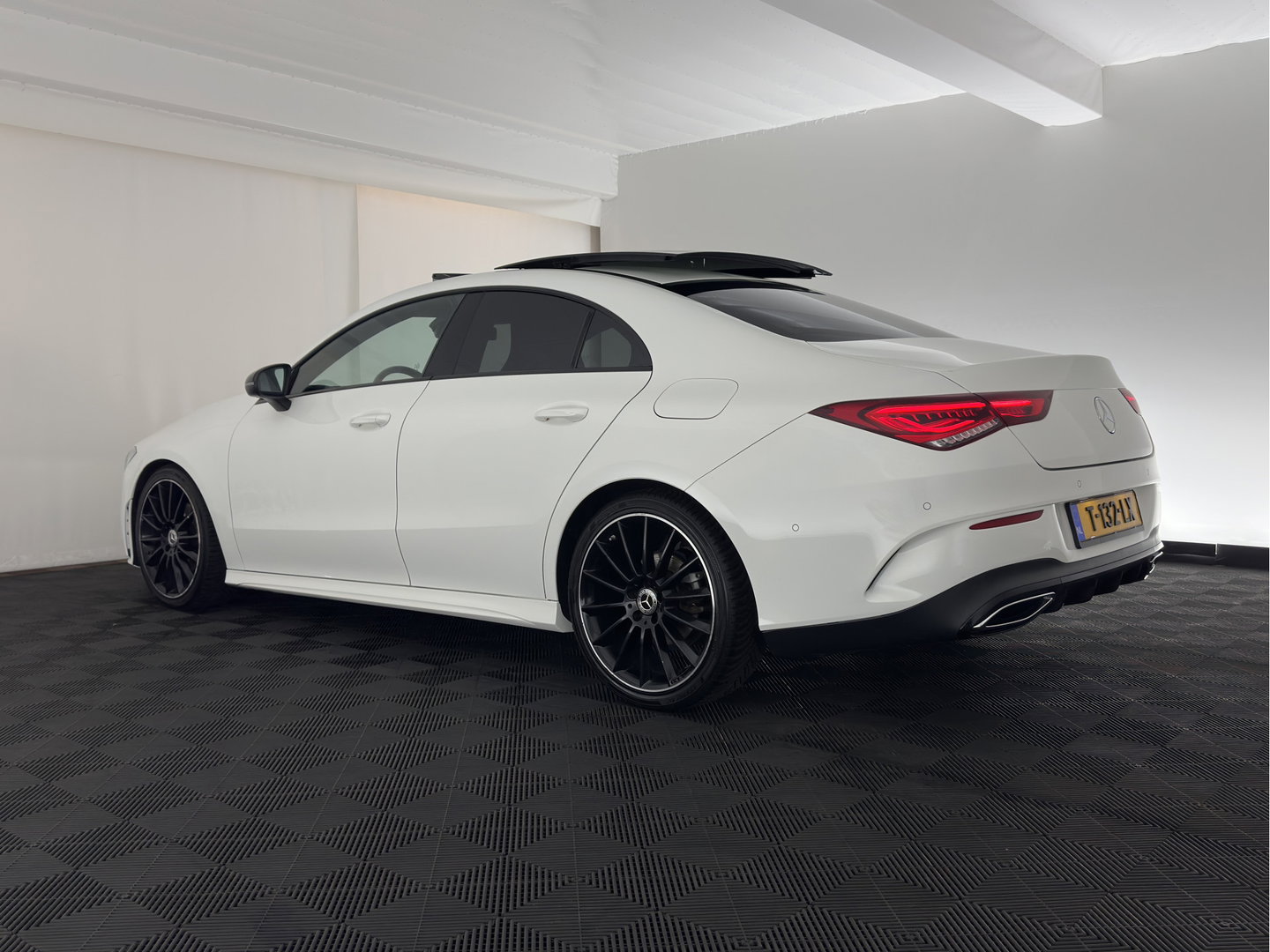 Mercedes-Benz CLA-Klasse 180 d Premium Plus (INCL-BTW) Aut. *PANO | LEATHER-MICROFIBRE | FULL-LED  | AMBIENTLIGHT | HEATED-SPORTSEATS | WIDESCREEN-COCKPIT | DAB+ | NAVI-FULLMAP | CAMERA | PRIVACYGLASS | 19''ALU*