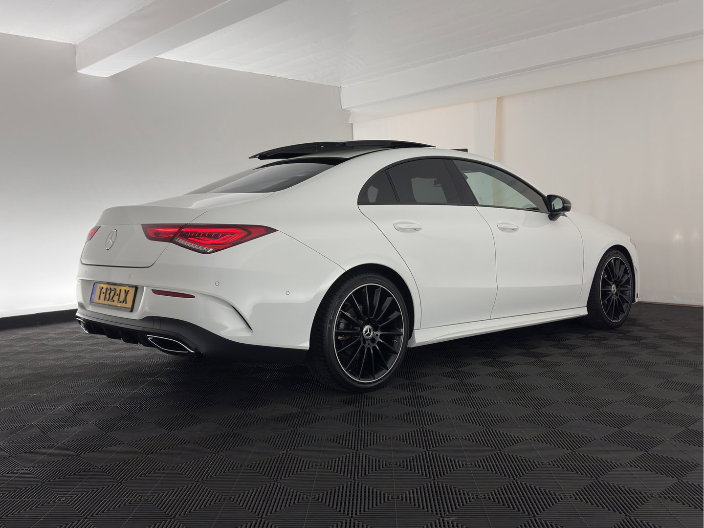 Mercedes-Benz CLA-Klasse 180 d Premium Plus (INCL-BTW) Aut. *PANO | LEATHER-MICROFIBRE | FULL-LED  | AMBIENTLIGHT | HEATED-SPORTSEATS | WIDESCREEN-COCKPIT | DAB+ | NAVI-FULLMAP | CAMERA | PRIVACYGLASS | 19''ALU*