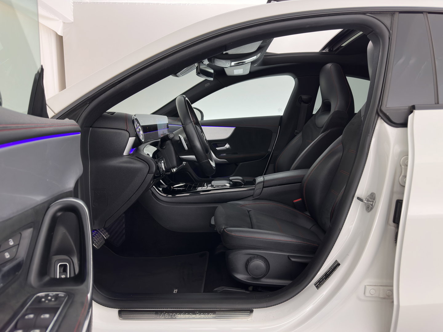 Mercedes-Benz CLA-Klasse 180 d Premium Plus (INCL-BTW) Aut. *PANO | LEATHER-MICROFIBRE | FULL-LED  | AMBIENTLIGHT | HEATED-SPORTSEATS | WIDESCREEN-COCKPIT | DAB+ | NAVI-FULLMAP | CAMERA | PRIVACYGLASS | 19''ALU*