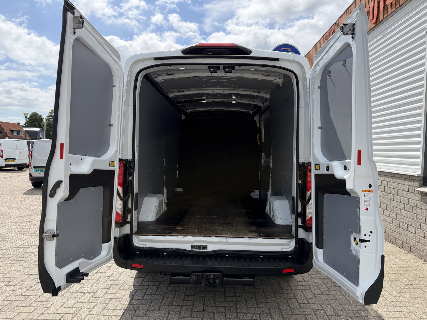 Ford Transit 350 2.0 TDCI L3H2 Trend RWD / trekhaak 2800 kg ! / vaste prijs rijklaar € 18.950 ex btw / lease vanaf € / airco / cruise / stoelverwarming / camera / euro 6 / bpm vrij