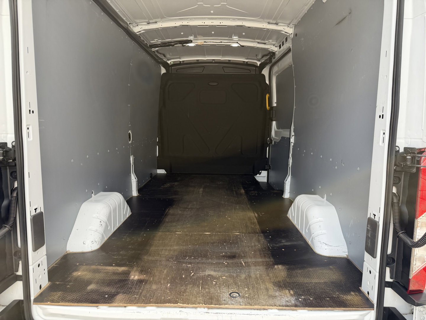 Ford Transit 350 2.0 TDCI L3H2 Trend RWD / trekhaak 2800 kg ! / vaste prijs rijklaar € 18.950 ex btw / lease vanaf € / airco / cruise / stoelverwarming / camera / euro 6 / bpm vrij