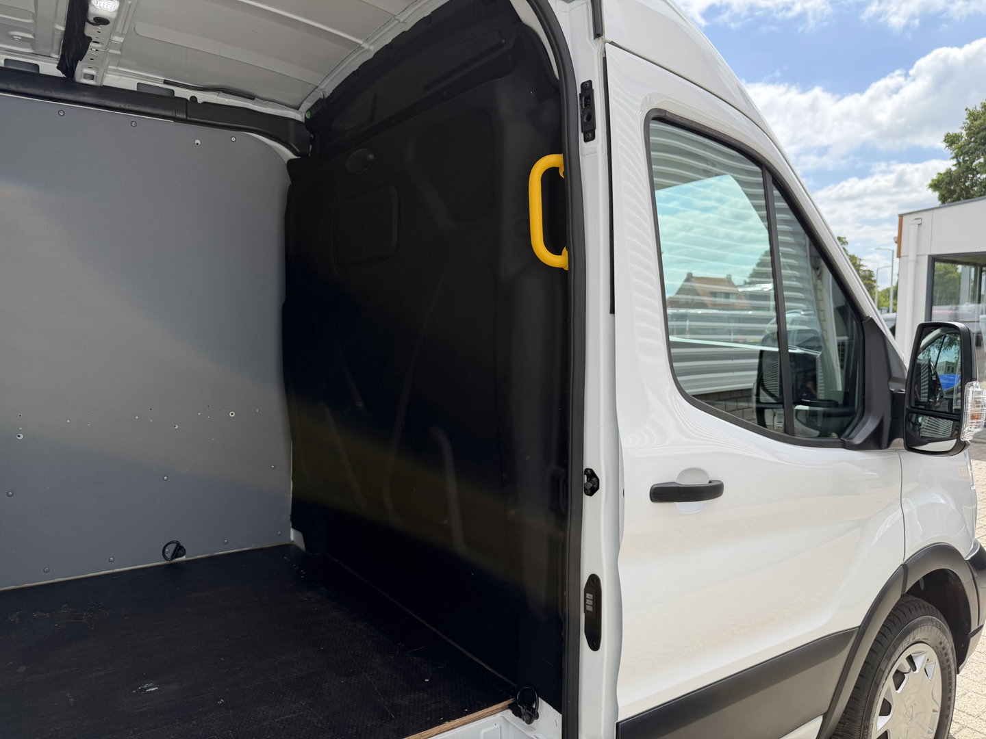 Ford Transit 350 2.0 TDCI L3H2 Trend RWD / trekhaak 2800 kg ! / vaste prijs rijklaar € 18.950 ex btw / lease vanaf € / airco / cruise / stoelverwarming / camera / euro 6 / bpm vrij