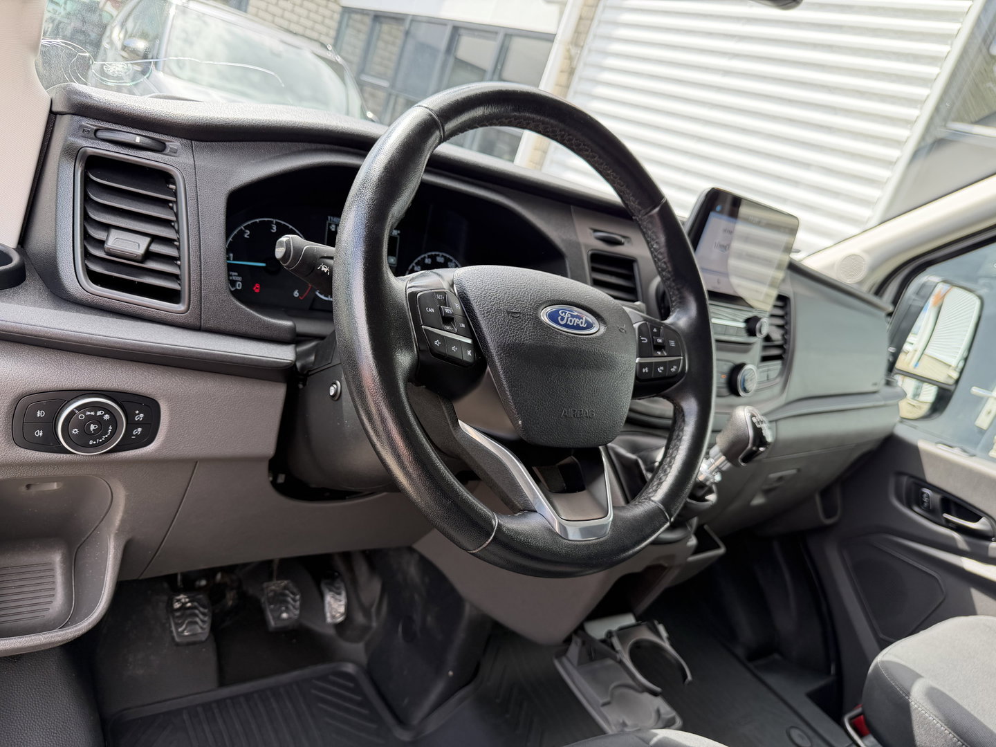 Ford Transit 350 2.0 TDCI L3H2 Trend RWD / trekhaak 2800 kg ! / vaste prijs rijklaar € 18.950 ex btw / lease vanaf € / airco / cruise / stoelverwarming / camera / euro 6 / bpm vrij