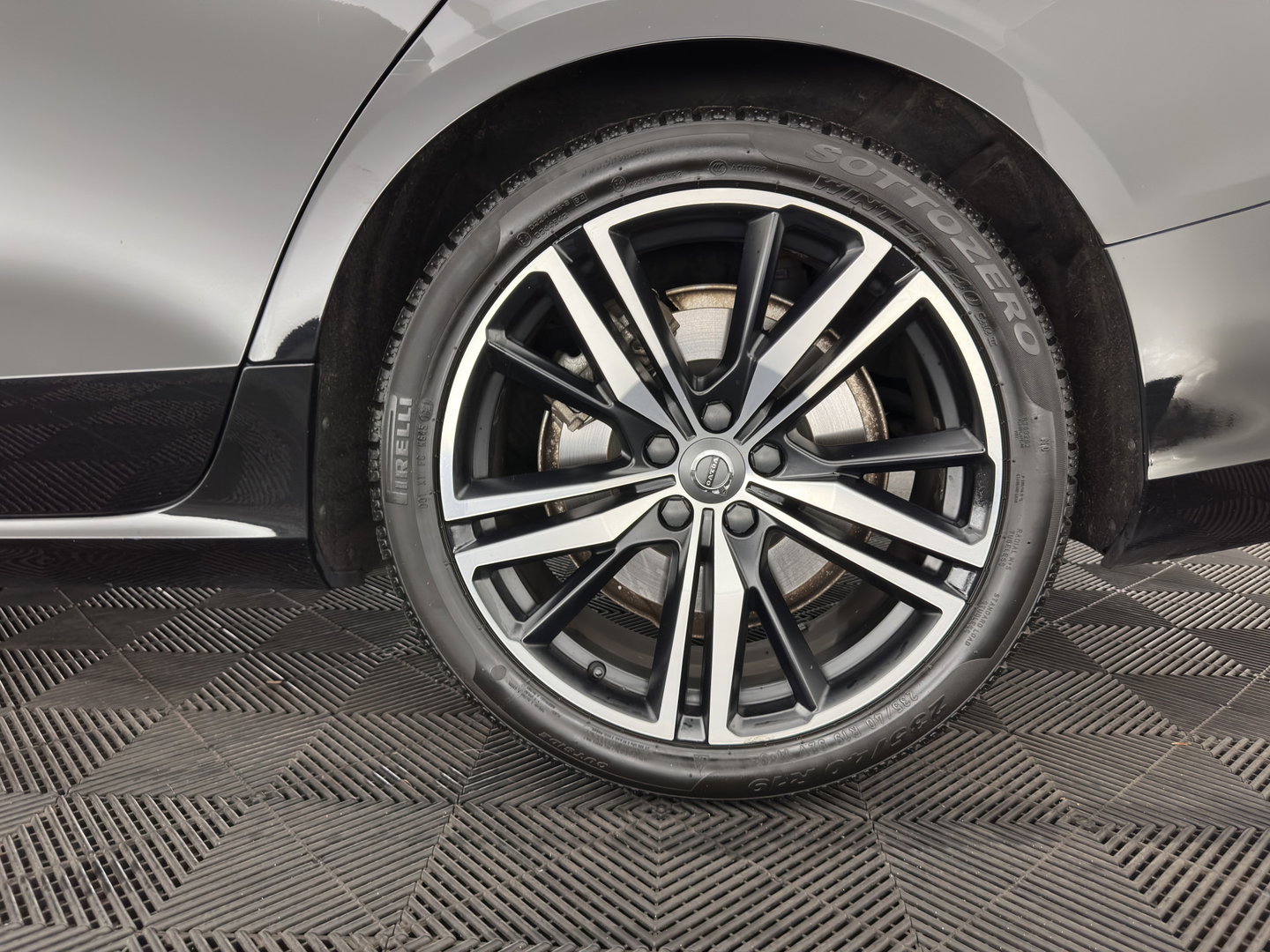 Volvo V60 2.0 T8 Recharge AWD R-Design Black-Line {SoH-99%} (Plug-in) (INCL-BTW) Aut. *LEATHER-FABRIC | FULL-LED | MEMORY-PACK | HARMAN/KARDON | DIGI-COCKPIT | HEATED-SPORTSEATS | KEYLESS | DAB+ | NAVI-FULLMAP | PDC | CRUISE | HEAD-UP | TOWBAR | 19''